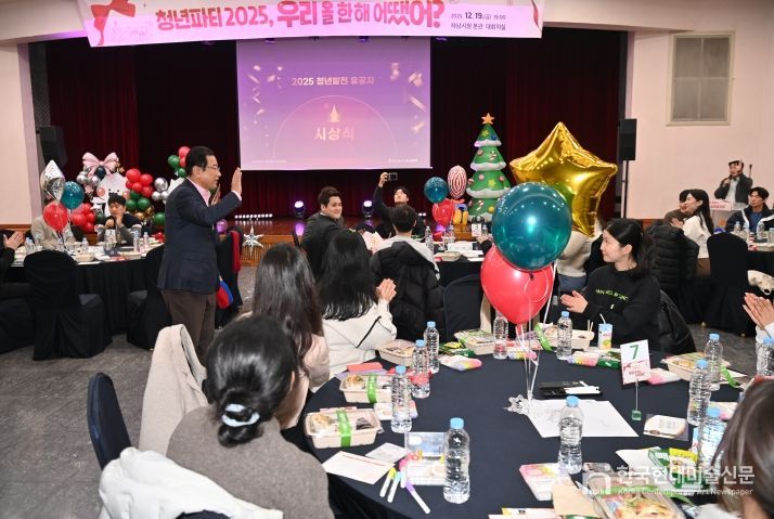 19일, 하남시청 본관 상황실에서 개최된 ‘2025년 청년활동 성과공유회’에서 이현재 하남시장이 참석자들과 인사를 나누고 있다.