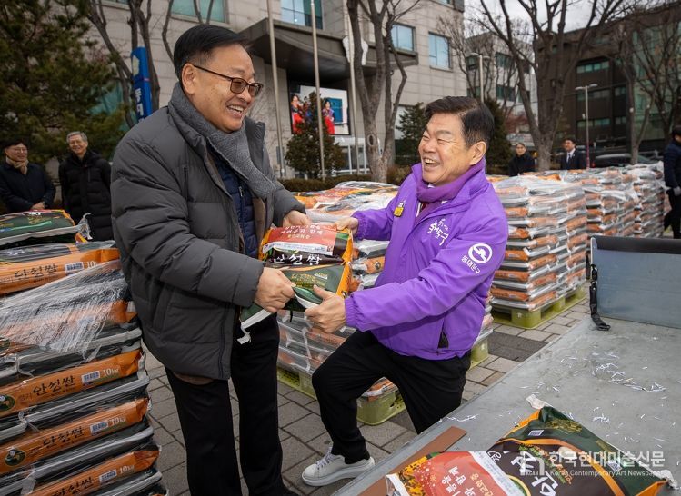 동대문구청 광장에 쌓인 ‘사랑의 쌀’…동안교회 백미 2만7000kg