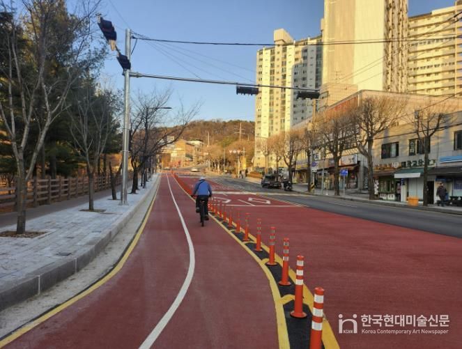 자전거 도로가 조성되고, 2차로로 확장된 광교산로