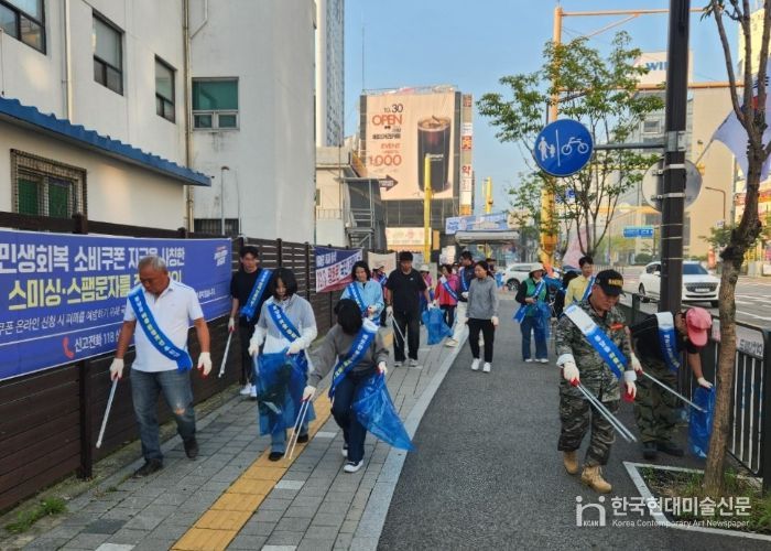 봉담읍 주민들이 대한민국 새단장 캠페인 일환으로 환경 정화 활동을 하고 있다