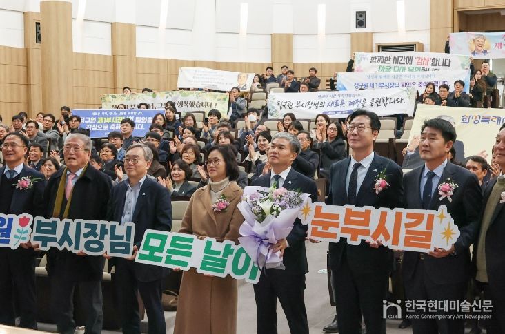 29일 열린 정구원 화성특례시 제1부시장 퇴임식에서 참석자들이 기념촬영을 하고 있다