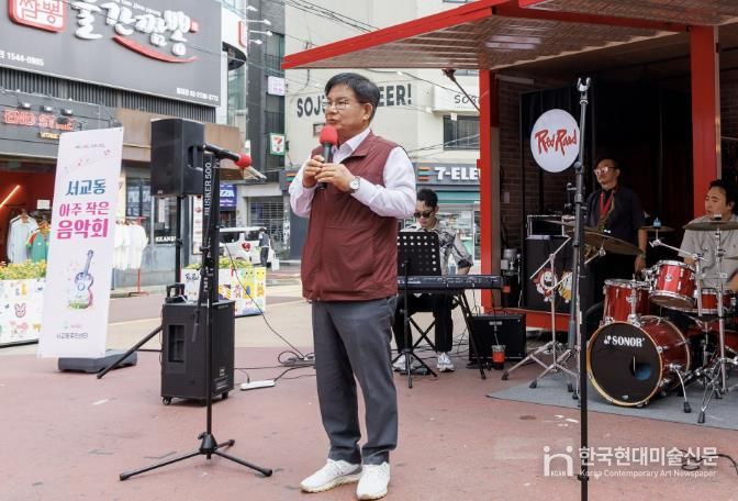 레드로드에서 열린 서교동 아주작은음악회에 참석한 박강수 마포구청장