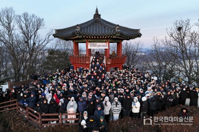 박승원 광명시장이 1일 도덕산 정상에 올라 신년 첫 해를 시민들과 함께 맞이하고 기념사진을 촬영하고 있다.