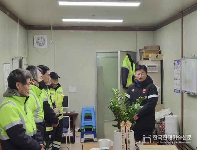 조용익 부천시장이 현장대기소를 찾아 환경미화원들의 노고에 감사를 표하고 있다.