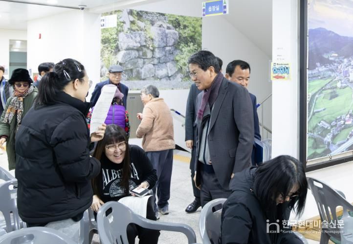 김돈곤 청양군수가 청양읍 행정복지센터를 찾아 농어촌 기본소득 신청 주민들과 소통하며 접수 현장을 살피고 있다.