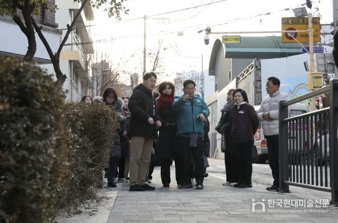 성암로9길 일대를 찾아 정비된 아이들 통학로를 살피는 박강수 마포구청장
