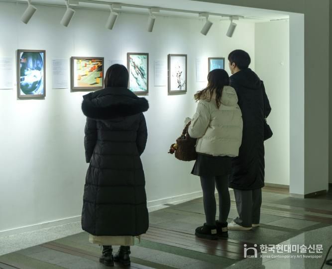 지난해 12월 갤러리 관악에서 개최된 청년 고독사 고위험군 사진전을 관람하는 주민들