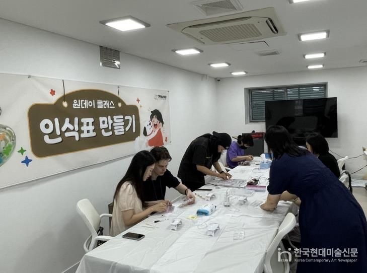 ‘구로댕냥이네 서울시립동물복지지원센터’에서 진행된 반려동물 인식표 만들기 원데이 클래스 참가자들이 체험 활동에 집중하고 있다.