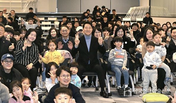 오세훈 서울시장이 24일(토) 강동중앙도서관에서 열린 ‘서울패밀리데이’ 행사 참석자들과 기념사진을 촬영하고 있다.