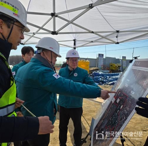최광복 건설안전교통국장이 28일 용곡동~청수동 간 도로개설 및 눈들건널목 입체화 공사현장과 성환장천 자연재해위험개선지구 공사현장 등을 찾아 공정관리 실태를 확인하고 있다.