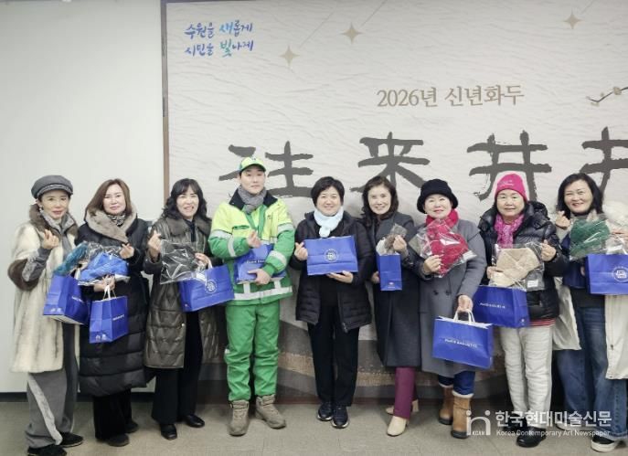 수원시 권선구 곡선동 어울림헤라봉사회, 환경관리원에 방한 물품 전달
