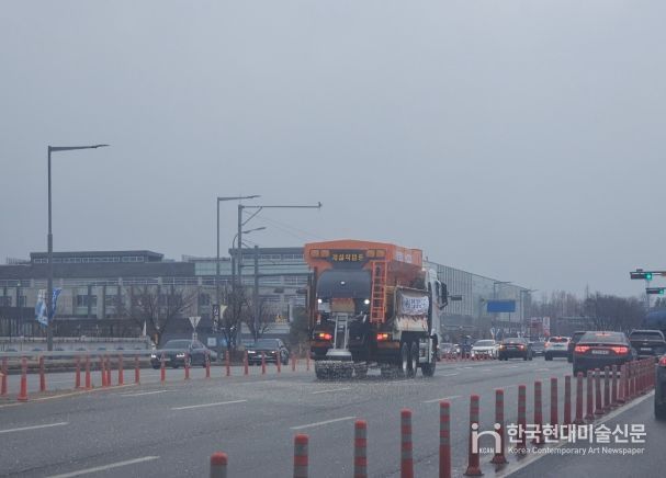 지난 1월 11일 제설차량으로 도로에 제설제를 살포하는 모습.