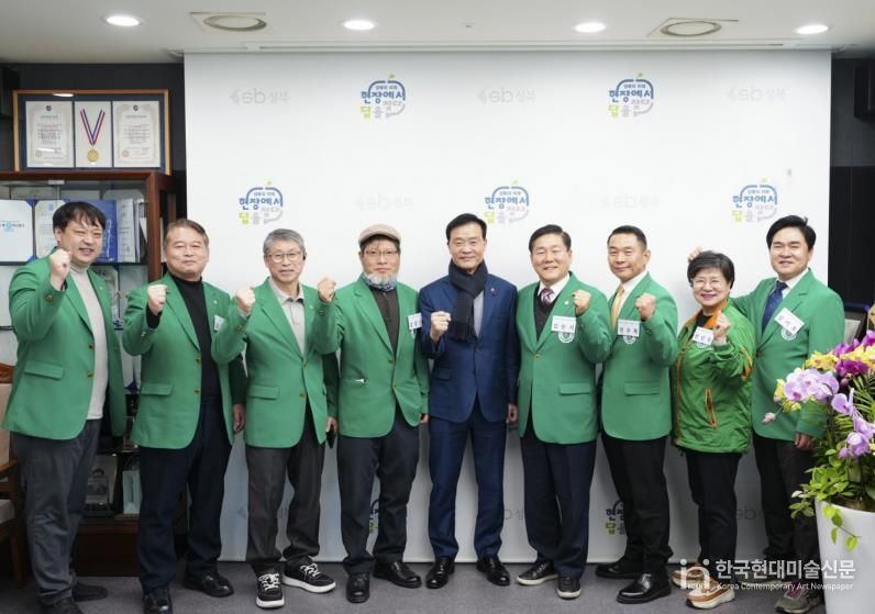 이승로 성북구청장(가운데)과 관계자들이 기념 촬영을 하고 있다