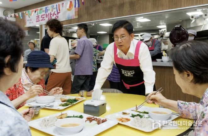 박강수 마포구청장이 효도밥상 이용 어르신의 안부를 묻고 있다.