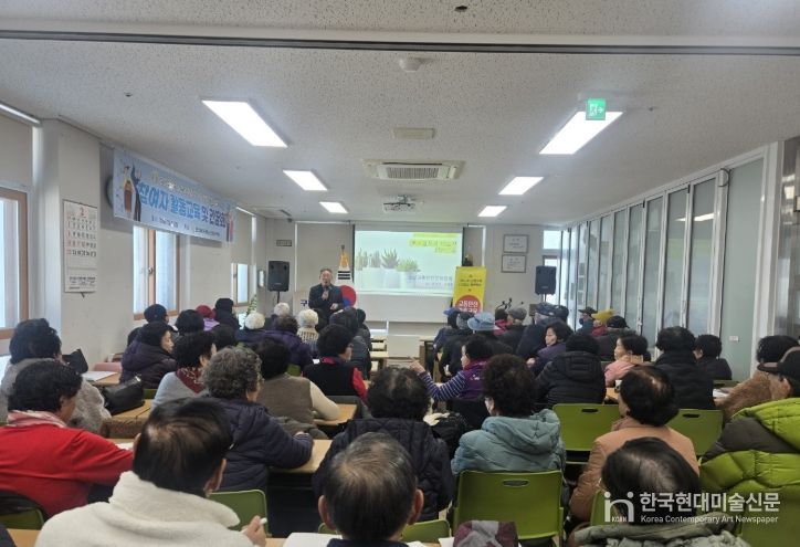 천안시가 노인 관련 기관·단체를 대상으로 ‘찾아가는 교통안전교육’을 실시하고 있다.