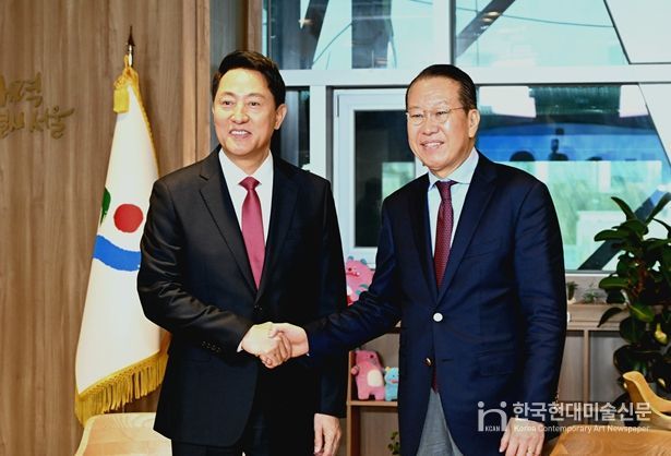 오세훈 서울시장이 6일 오전 서울시청 집무실에서 권영세 국회의원(오른쪽)과 악수하고 있다.