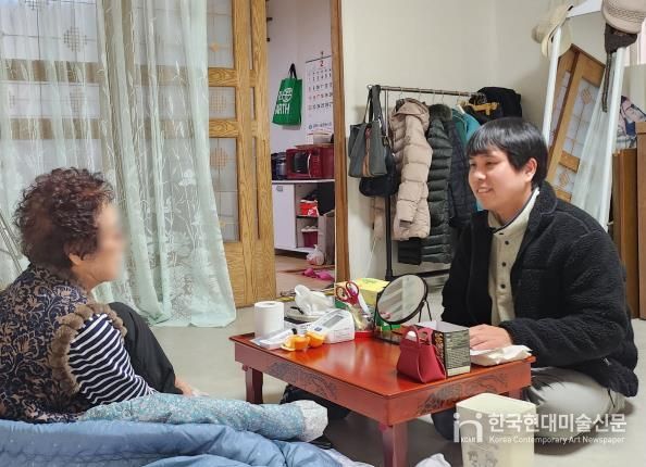 명절 연휴 전 어르신 안부를 미리 확인하는 모습