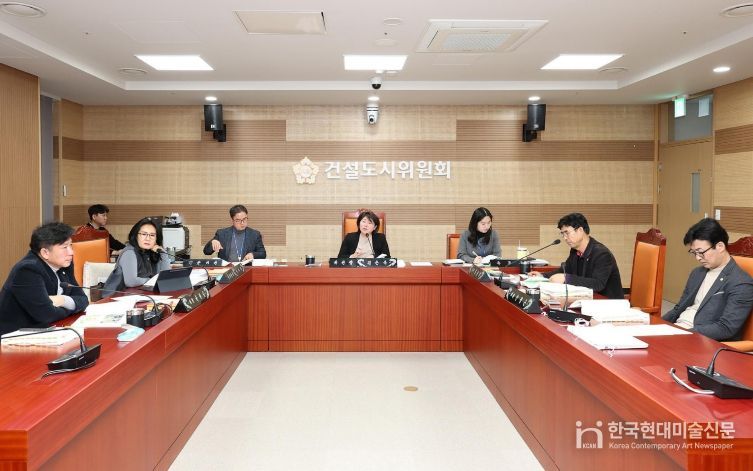 아산시의회 건설도시위원회가 제264회 임시회 중 주요업무보고를 청취하고 있다.