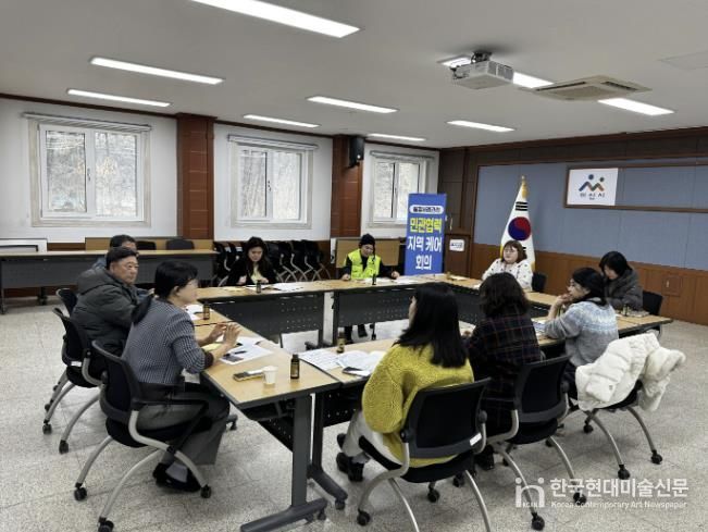 아산시 도고면 2026년 제1차 지역케어회의 참석자들이 회의를 진행하고 있다