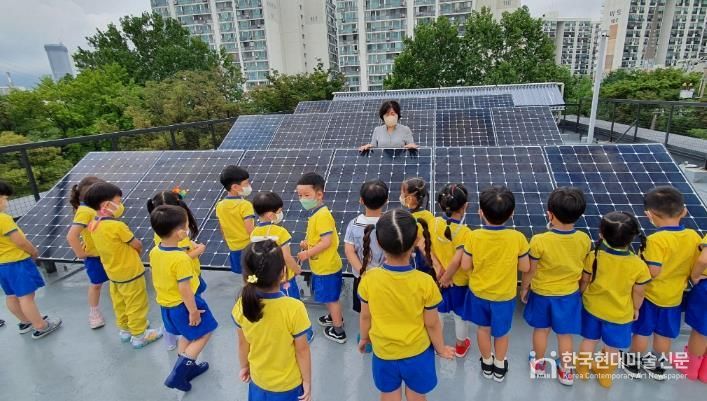 노원에코센터에서 태양광 발전에 대해 배우는 어린이들의 모습