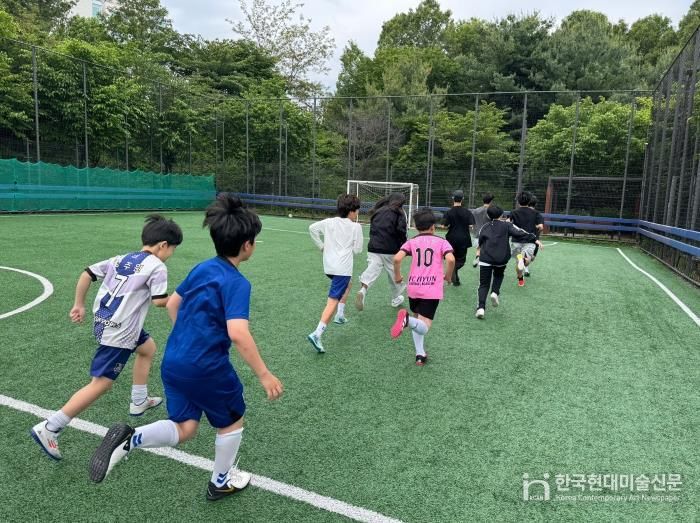 도봉구 지역 아이들이 축구 강습을 받고 있다.