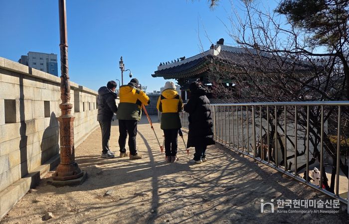 성북구 부동산정보과 직원들과 한국국토정보공사 측량기사가 혜화문 일대 지적공부 미등록지에 대한 지적측량을 진행하고 있는 모습