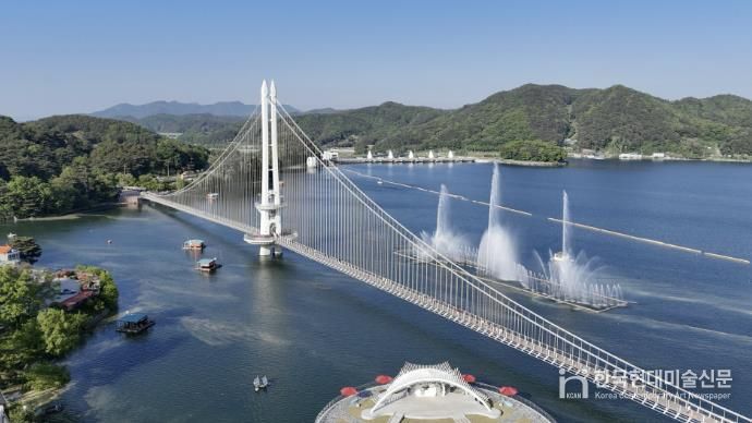 예당호 출렁다리와 음악분수 전경