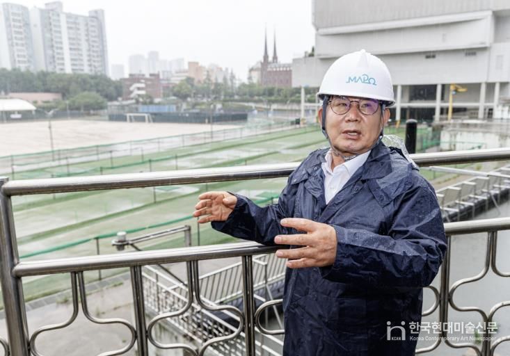 박강수 마포구청장이 망원유수지 일대를 살피고 있다.