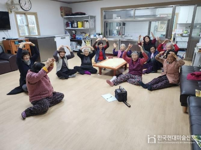 우리동네 건강지키기 사업의 일환으로 화성면 화강리에서 건강체조를 진행하고 있다.