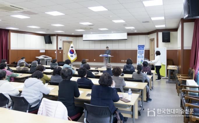 지난 20일, 청양군 농식품가공연구회 2026년 연시총회에서 김돈곤 군수가 인사말을 전하고 있다.