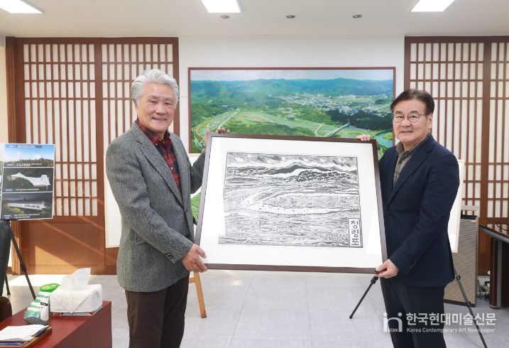 양태수 작가, 영월 풍경 담은 목판화 30점 기증