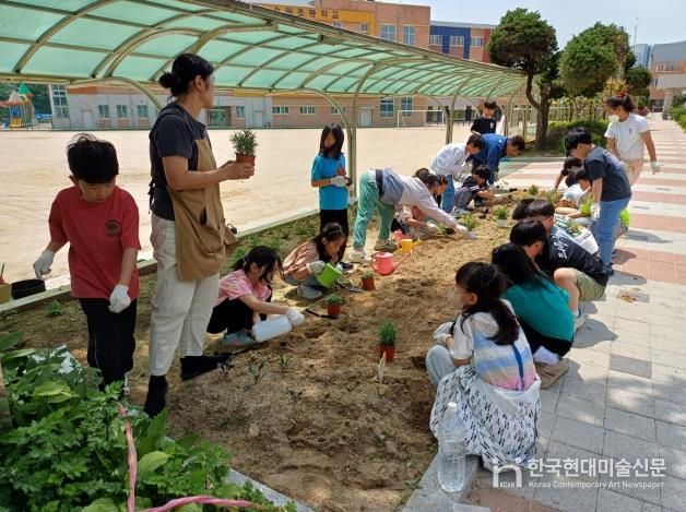 지난해 수원초등학교에서 ‘찾아가는 도시농업 프로그램’을 운영하는 모습.
