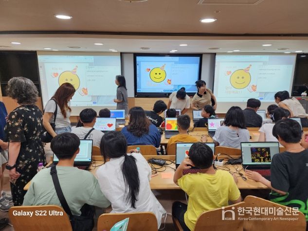 성장스쿨 진로체험 한성대 디지털 크리에이터 수업을 진행하는 모습