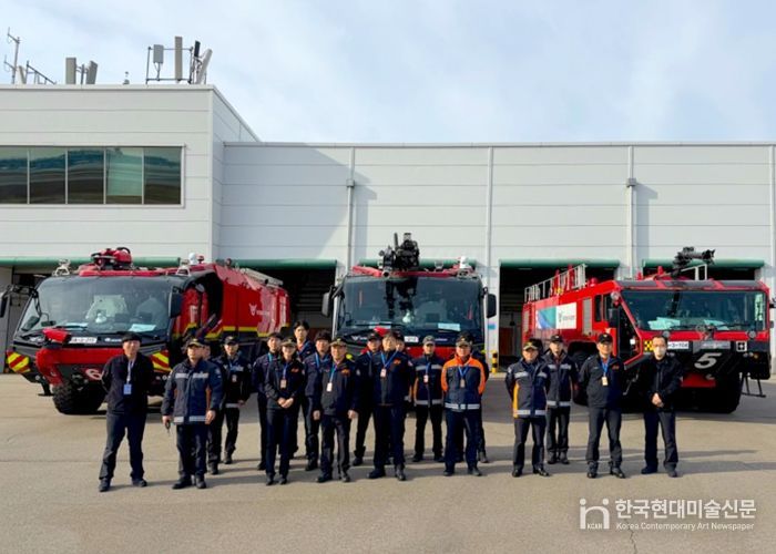 26일 진행된 인천국제공항공사와 영종소방서의 공항 위기상황 대응 합동 관숙훈련에서 훈련 참여자들이 훈련 종료 후 기념촬영을 하고 있다.
