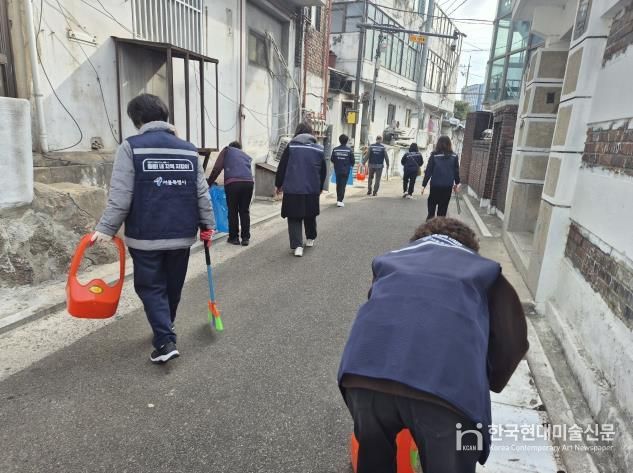 송천동 일대에서 내 지역 지킴이와 함께하는 환경순찰이 진행되고 있다.
