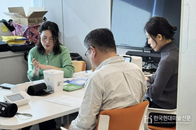 과천시 보건소가 관내 기업에서 진행한 '찾아가는 모바일 헬스케어' 모습