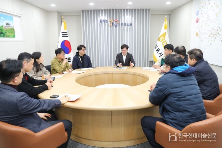 김병수 시장이 3일 서울지하철 5호선 국회국민청원에 힘쓴 시민들을 만났다. 시민들은 이날 김병수 시장에게 ‘서울 지하철 5호선 연장 관련 시민 의견 전달서’를 건넸고, 김병수 시장은 오는 4일 정부 관계자를 만나 청원서를 전하며 5호선 예타통과에 대해 적극 어필할 각오다.