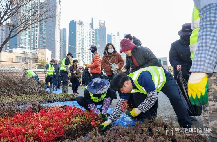 대구 중구, 식목일 맞아 나무 나누어주기 행사 개최