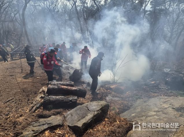 수원 팔달산 산불 진화(산림재난대응단 진화사진)