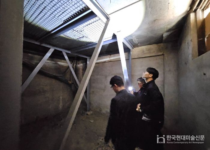 화성특례시 관계자들이 해빙기 대비 노후 건축물 구조 안전 상태를 점검하고 있다.