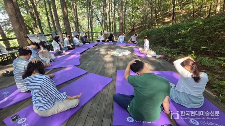 배우자와 함께하는 숲속 요가