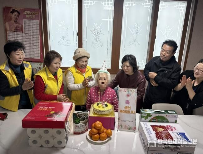 영인면행복키움추진단원들이 3월 생신을 맞은 어르신들과 함께 경로당에서 생신잔치 기념사진을 촬영하고 있다.