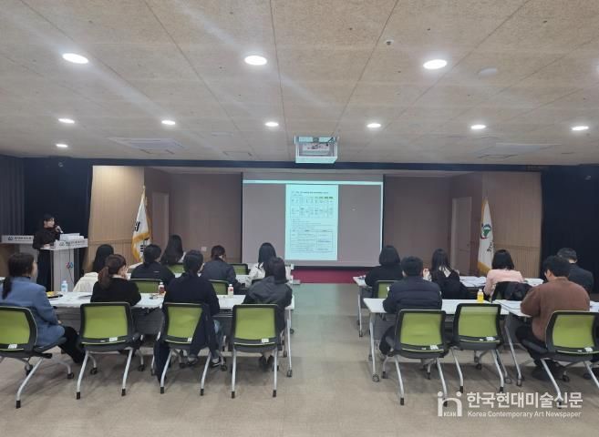 지난 19일, 2026년 의료·요양 통합돌봄사업 읍·면담당자 간담회를 개최하고 개편된 시스템 사용법을 교육하고 있다.