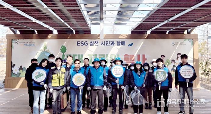 인천시설공단(이사장 김재보) 아시아드주경기장이 지난 20일, 봄을 맞아 심곡천 일대에서 ESG 경영 실천을 위한 플로깅 활동과 경기장 주변 환경 정비를 진행했다.