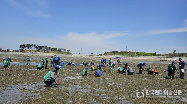 지난해 간월도 일원에서 바지락 캐기 체험을 즐기는 참여자 모습