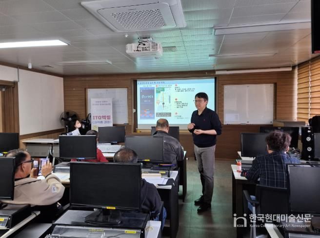 지난 24일 바우처 택시기사들을 대상으로 역량강화 교육을 진행하고 있다.