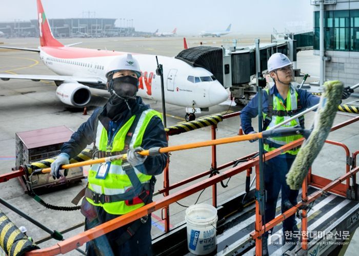 인천공항 작업자들이 제1여객터미널 유리창 정비 작업을 수행하고 있다.