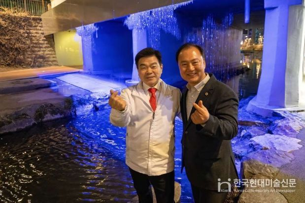 성북천 안감교에 조성된 ‘무지개분수’에서 25일 이필형 동대문구청장(왼쪽)과 이병윤 서울시의원이 기념촬영을 하고 있다