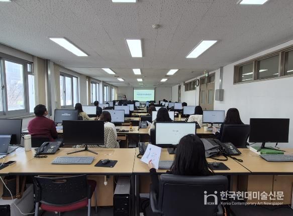 천안시가 서북구청에서 공무원을 대상으로 ‘생성형 AI 업무활용 실습교육’을 실시하고 있다.