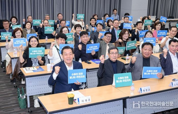 김현수 수원시 제1부시장(앞줄 가운데)과 수원시 문화콘텐츠산업진흥위원회 위원들이 함께하고 있다.